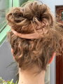 Hodvábna ručne maľovaná scrunchie - hnedá