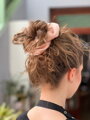 Hodvábna ručne maľovaná scrunchie - hnedá