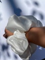 Hodvábna scrunchie - biela