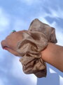 Hodvábna ručne maľovaná scrunchie - hnedá