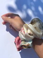 Hodvábna ručne maľovaná scrunchie - ružový mix