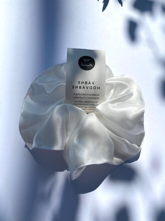 Hodvábna scrunchie - biela