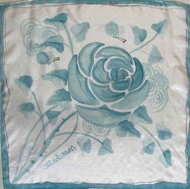 Hodvábna ručne maľovaná šatka - modrá ružička