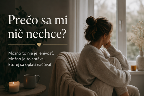 Žena zamyslene sedí pri okne a premýšľa nad pocitom únavy a nedostatku energie. Ilustračný obrázok k článku Prečo sa mi nič nechce?